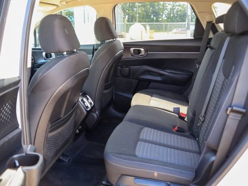 Used 2021 Kia Sorento LX FWD image 9
