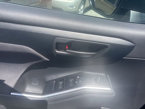 Used 2023 Toyota Highlander LE AWD/4WD image 19