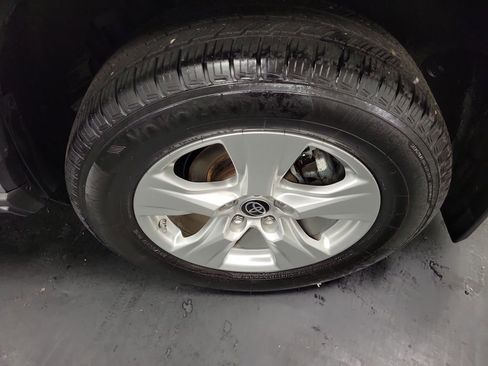 Used 2021 Toyota RAV4 LE image 10