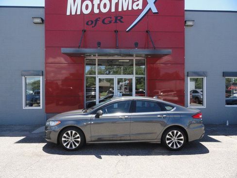 Used 2019 Ford Fusion SE AWD/4WD image 2