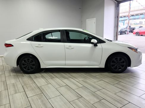 Used 2022 Toyota Corolla LE image 6