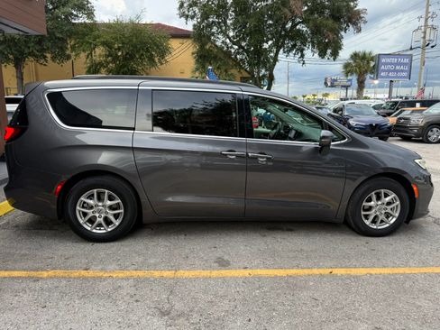 Used 2022 Chrysler Pacifica Touring-L FWD image 5