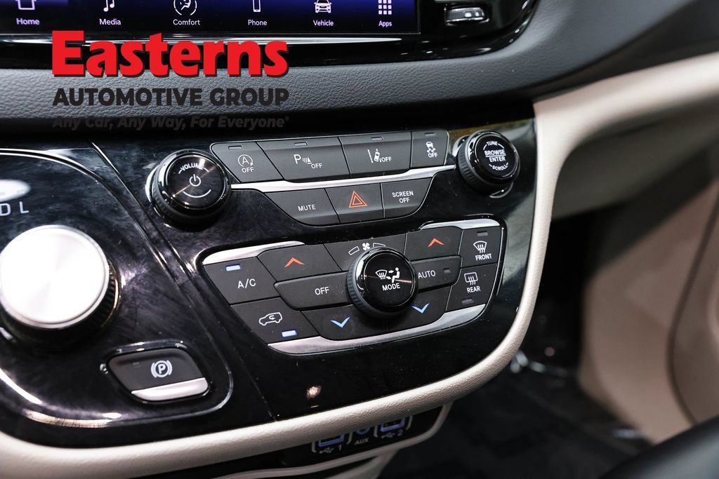 Used 2023 Chrysler Pacifica Touring-L FWD image 22