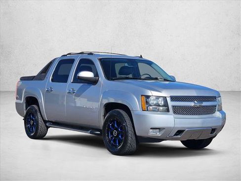 Used 2011 Chevrolet Avalanche LT w/ Suspension Package, Off-Road RWD image 3