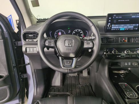 Used 2024 Honda Pilot Touring image 13