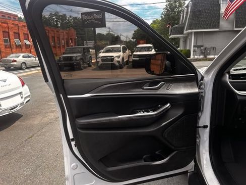 Used 2023 Jeep Grand Cherokee L Limited w/ Luxury Tech Group II AWD/4WD image 9