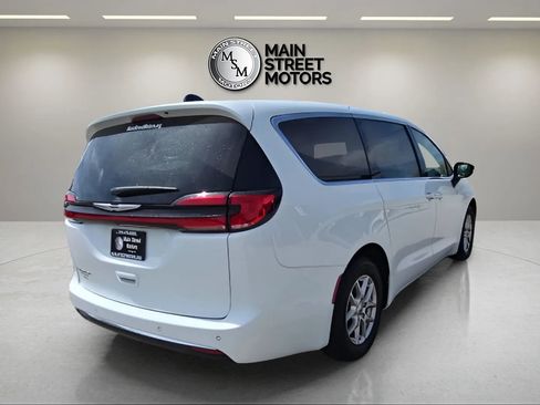 Used 2024 Chrysler Pacifica Touring-L FWD image 5
