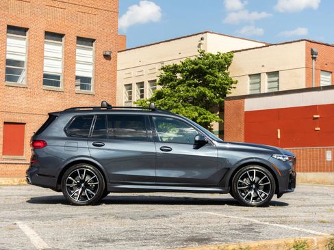 Used 2021 BMW X7 xDrive40i w/ M Sport Package AWD/4WD image 9