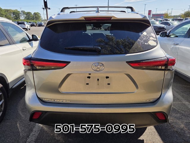 Used 2021 Toyota Highlander XLE FWD image 3