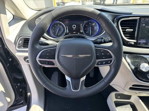 Used 2023 Chrysler Pacifica Touring-L FWD image 21