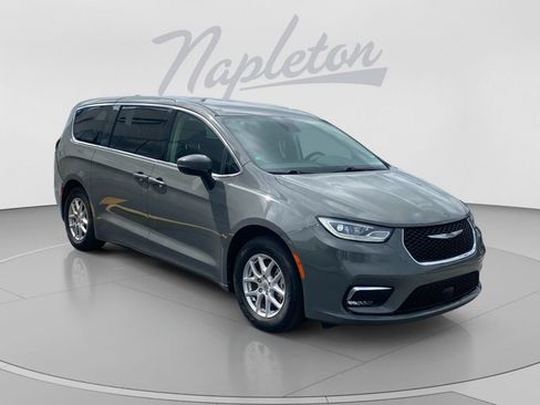 Used 2023 Chrysler Pacifica Touring-L FWD image 8