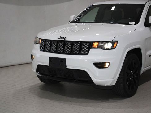 Used 2022 Jeep Grand Cherokee Laredo X AWD/4WD image 2