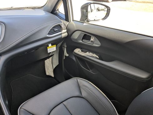 New 2026 Chrysler Pacifica Limited image 16