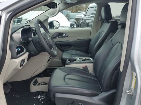 Certified 2024 Chrysler Pacifica Touring-L image 4