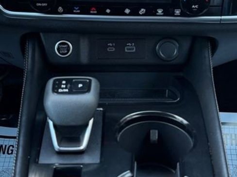 Used 2023 Nissan Rogue SL w/ SL Premium Package image 17