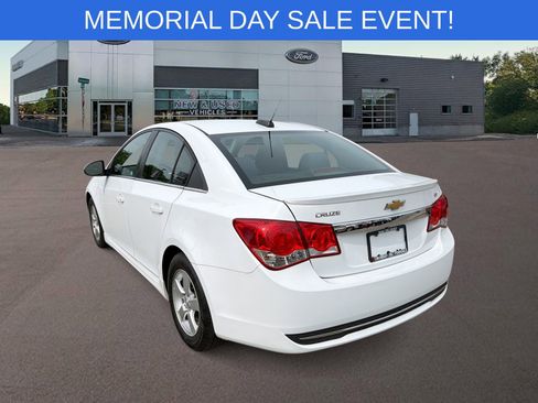 Used 2016 Chevrolet Cruze LT w/ Sun And Sound Package FWD image 8