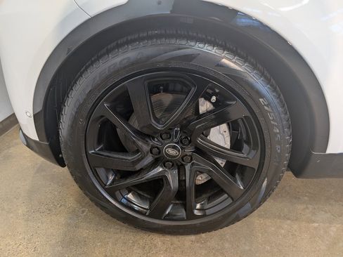 Used 2024 Land Rover Discovery Dynamic SE image 10