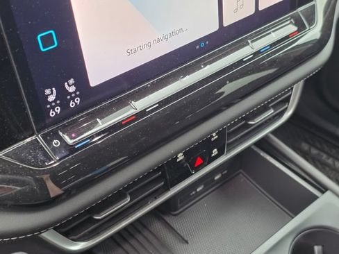 Used 2025 Volkswagen Atlas SE FWD image 31
