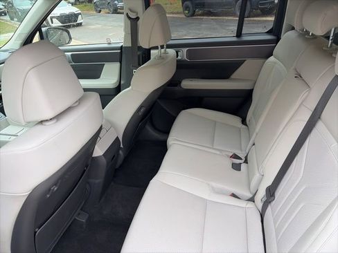 Used 2025 Hyundai Santa Fe SEL FWD image 8