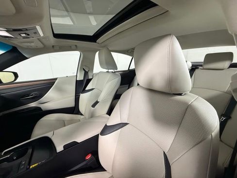 Used 2025 Lexus ES 300h w/ Premium Package image 5