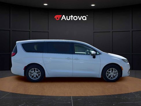 Used 2023 Chrysler Pacifica Touring-L FWD image 6