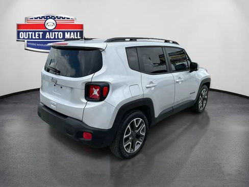 Used 2018 Jeep Renegade Latitude FWD image 3