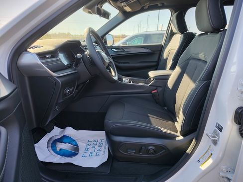 New 2025 Jeep Grand Cherokee Laredo X image 14