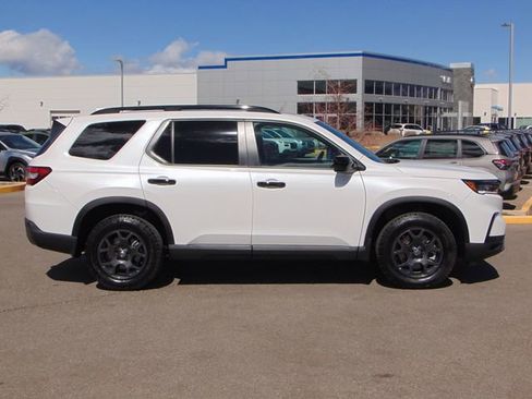 Certified 2025 Honda Pilot TrailSport image 3
