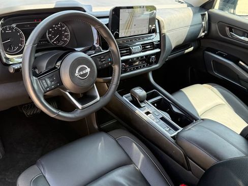 Used 2025 Nissan Pathfinder SL FWD image 10