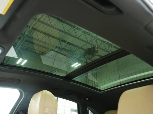 Used 2025 Porsche Macan image 36