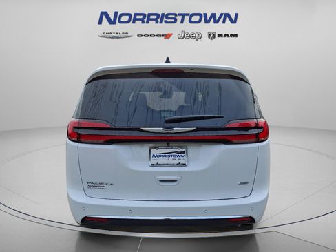 New 2026 Chrysler Pacifica Select image 4