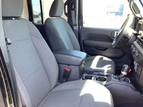 Used 2025 Jeep Wrangler Unlimited Sahara AWD/4WD image 37