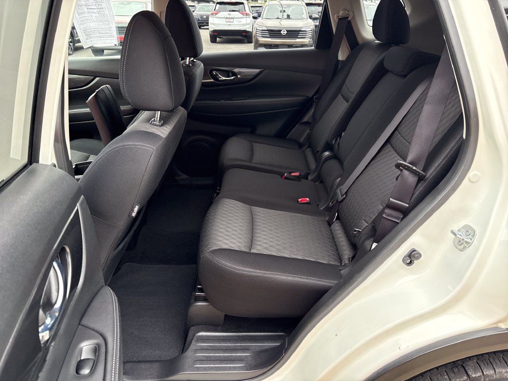Used 2017 Nissan Rogue SV AWD/4WD image 24