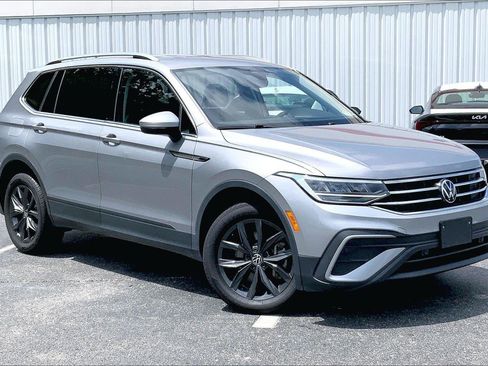 Used 2024 Volkswagen Tiguan SE AWD/4WD image 2