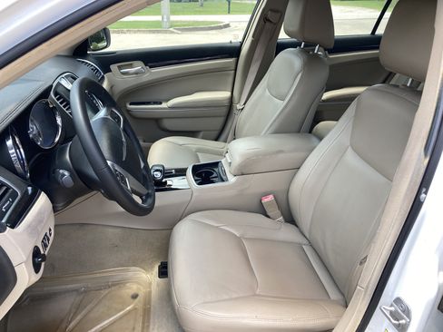 Used 2013 Chrysler 300 RWD image 3