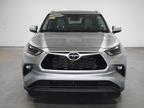 Used 2024 Toyota Highlander XLE FWD image 2