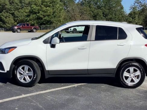 Certified 2022 Chevrolet Trax LS w/ Tint and Cruise Package image 5