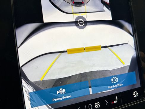 Used 2025 Volvo XC40 B5 Plus image 15