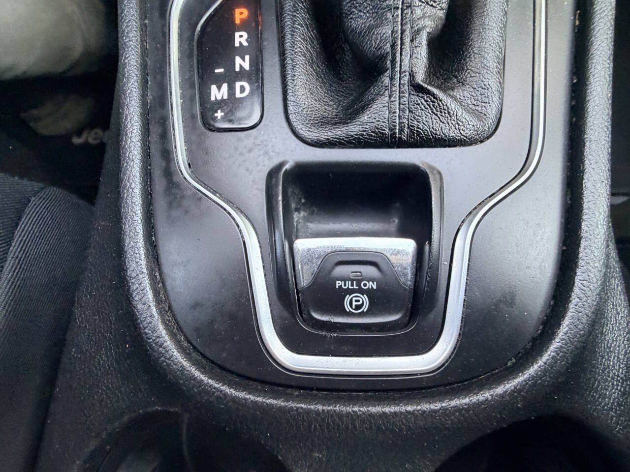 Used 2019 Jeep Cherokee Latitude Plus w/ Cold Weather Group AWD/4WD image 8