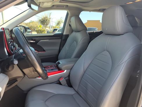 Used 2022 Toyota Highlander XLE image 3