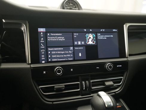 Used 2022 Porsche Macan AWD/4WD image 23