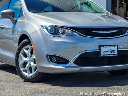 Used 2018 Chrysler Pacifica Touring Plus w/ Tire & Wheel Group FWD image 2