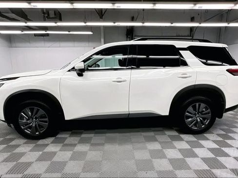Used 2024 Nissan Pathfinder SV AWD/4WD image 15