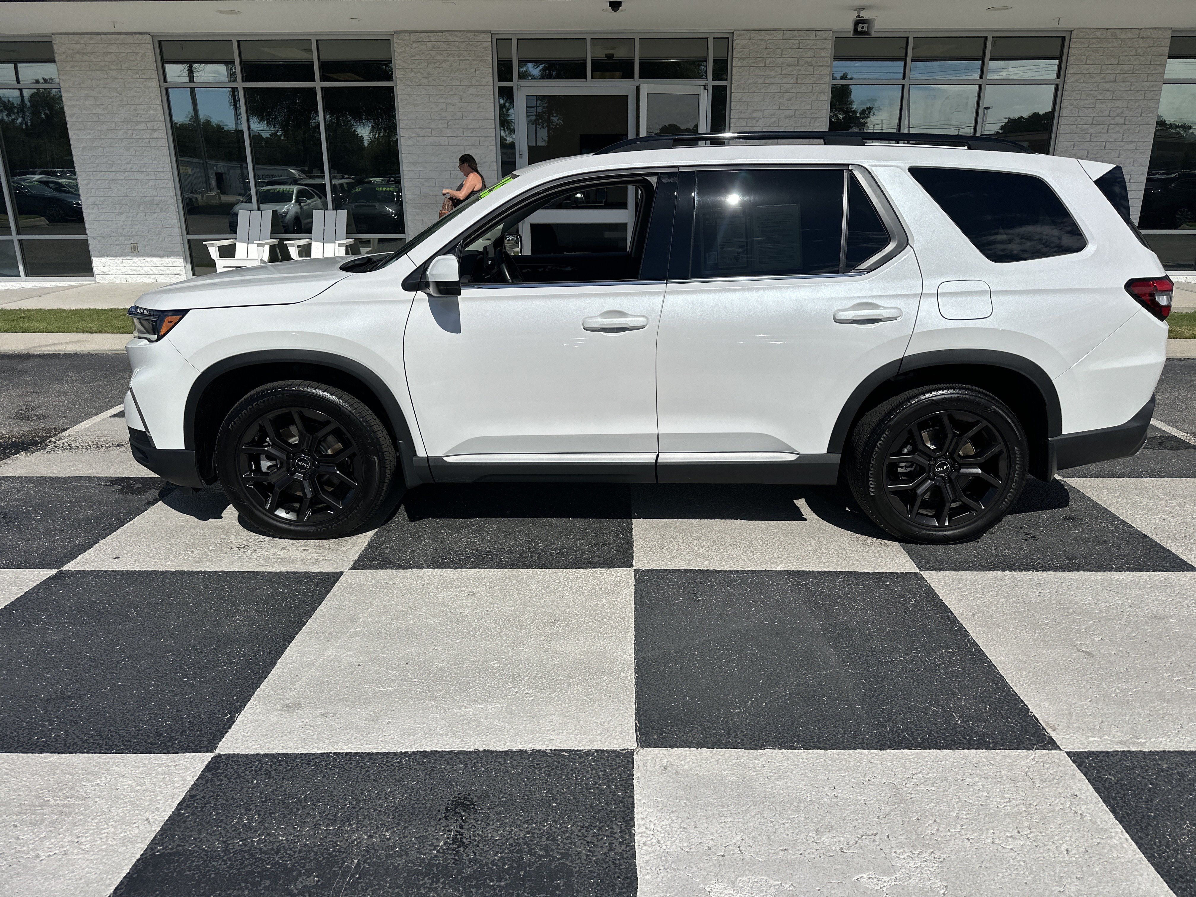 Used 2025 Honda Pilot Touring image 1