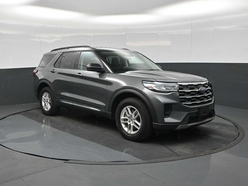 Used 2025 Ford Explorer Active AWD/4WD image 2