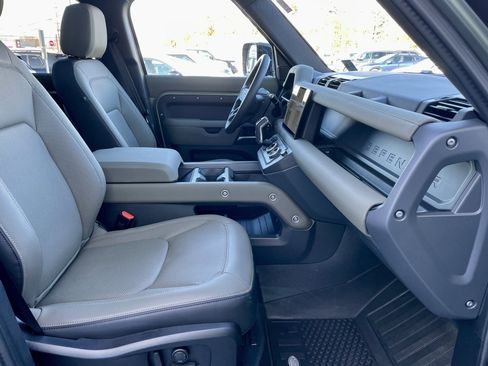 Used 2025 Land Rover Defender 110 X-Dynamic SE image 15