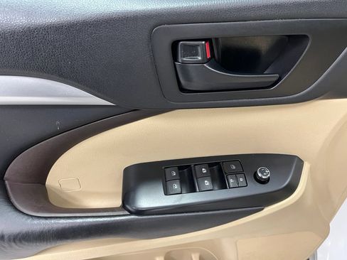 Used 2018 Toyota Highlander Plus w/ Carpet Mat Package (TMS) AWD/4WD image 25