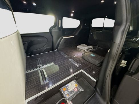 Used 2022 Chrysler Pacifica Touring-L w/ S Appearance Package image 17