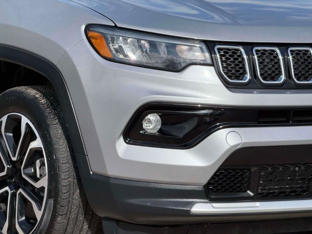 Used 2023 Jeep Compass Limited AWD/4WD image 11