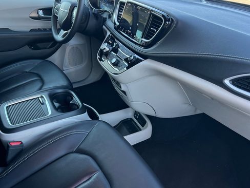 Used 2024 Chrysler Pacifica Select image 17